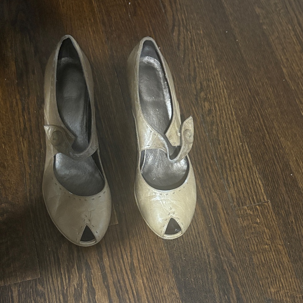 Vintage-Inspired Taupe Mary Jane Peep-Toe Heels